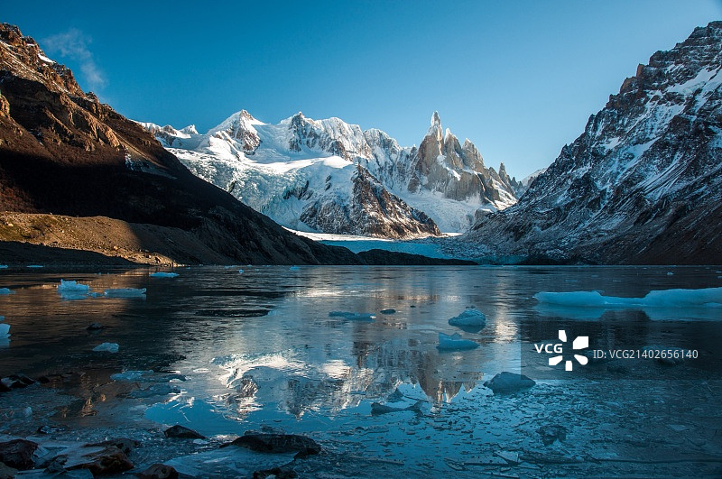 阿根廷托雷峰、菲茨罗伊峰的冰冻湖面反射图片素材