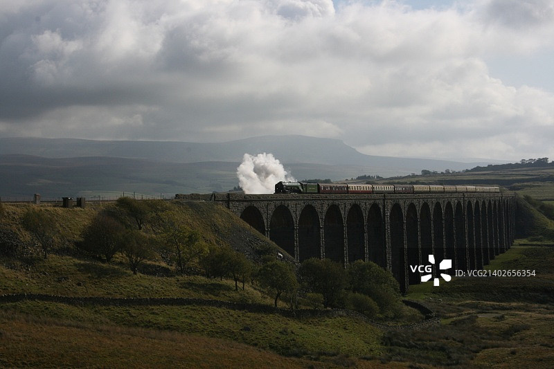 Ribblehead高架桥上的龙卷风图片素材
