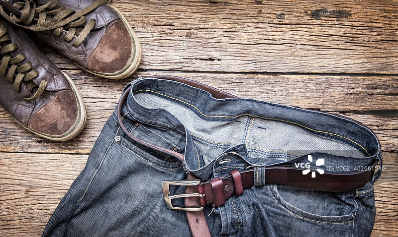 扔在地上的脏牛仔裤和运动鞋图片素材