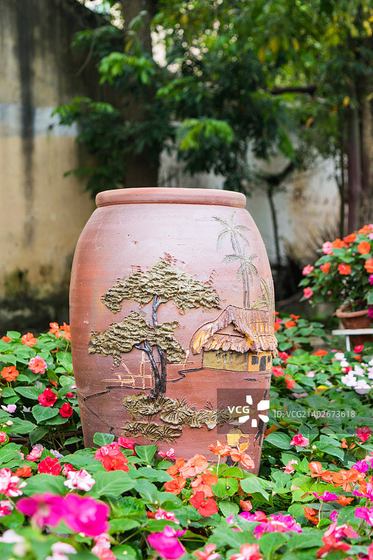 花园里的陶瓷与鲜花图片素材