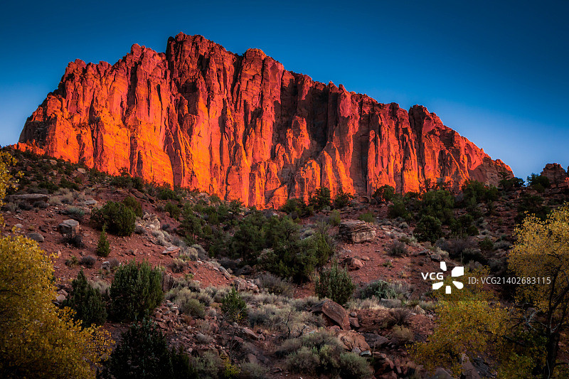 锡安国家公园日落时发光的岩壁图片素材