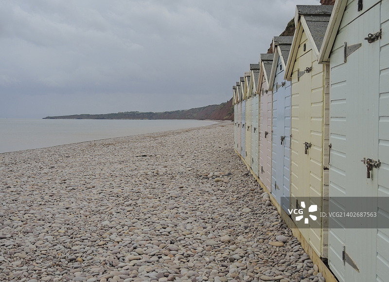 柔和色调的海滩小屋，位于德文郡巴德利·索尔特顿图片素材