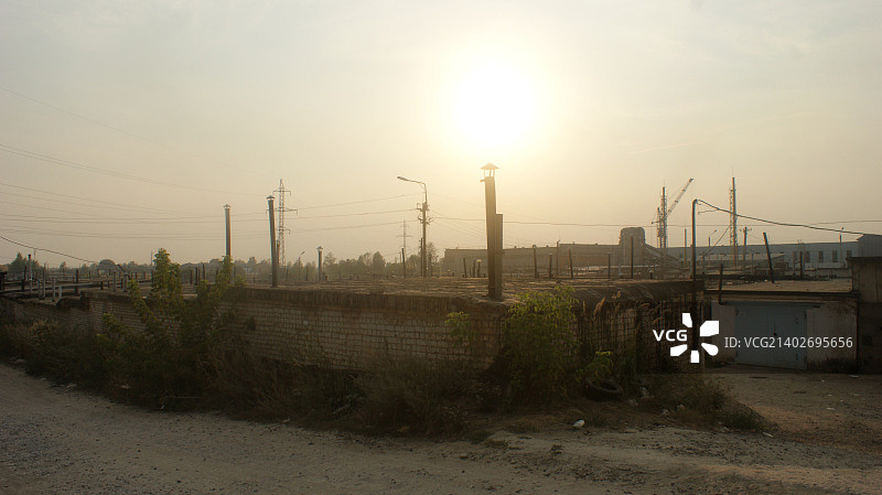 俄罗斯奥廖尔工业区车库八月风光图片素材