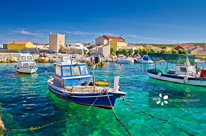 拉扎纳茨亚得里亚海滨的彩色海滨图片素材