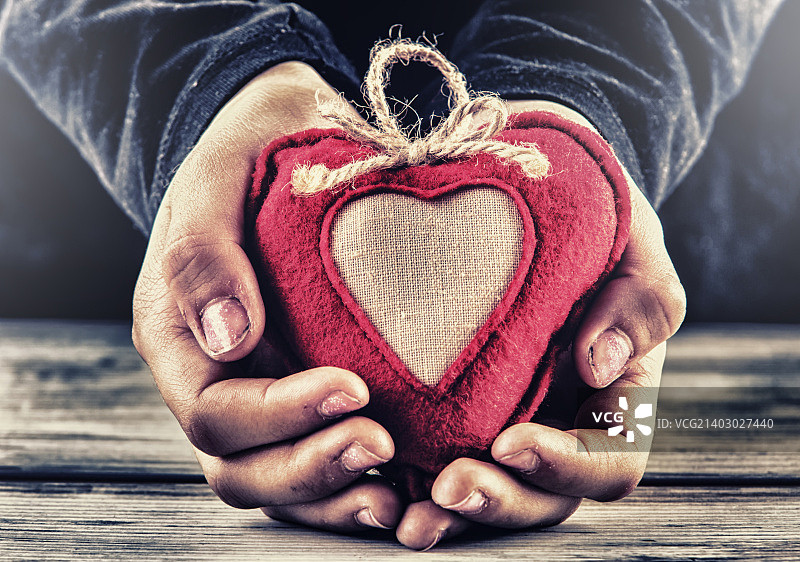 孩子手中的红色帆布心形图片素材