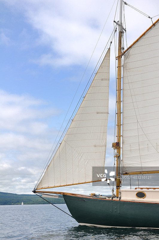 纵帆船的三角帆和木制桅杆图片素材