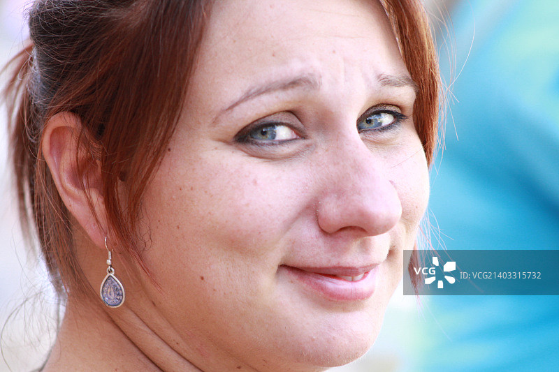 笑容灿烂的年轻女子面部特写图片素材