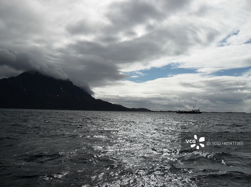 云雾缭绕的海上山峰图片素材