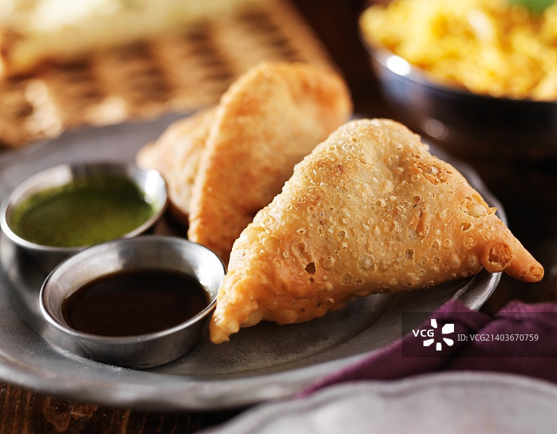 印度咖喱角配薄荷和辣椒酱图片素材