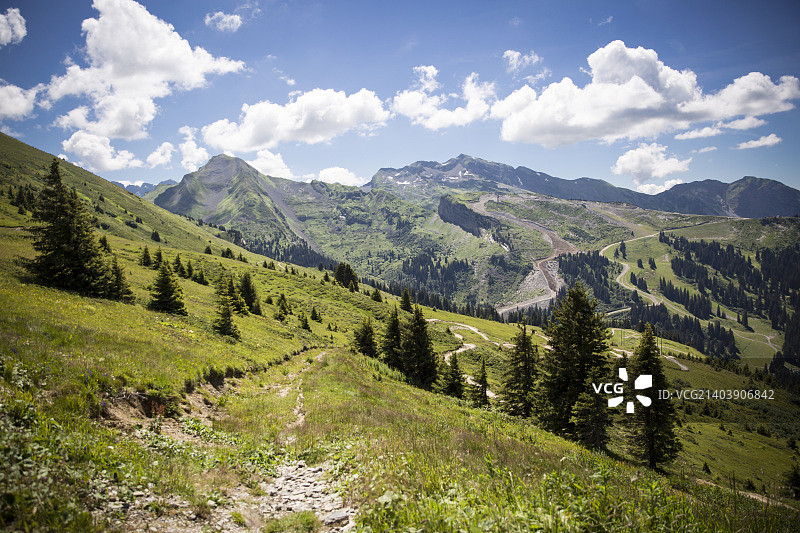 瑞士瓦莱州夏季高山田园风光图片素材