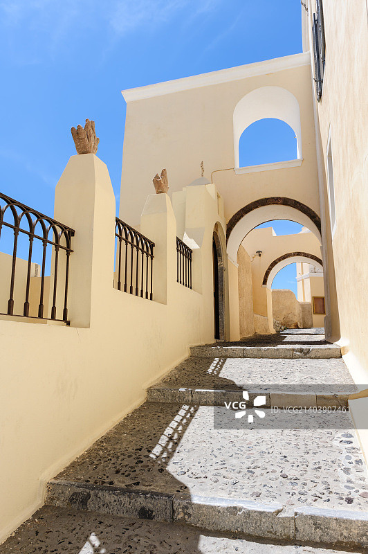 希腊圣托里尼岛费拉的狭窄阶梯通道图片素材