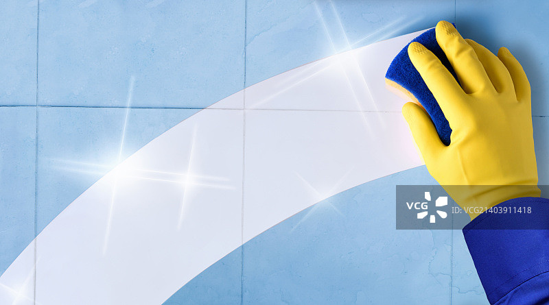 戴手套和清洁剂的专业员工清洁概念图片素材