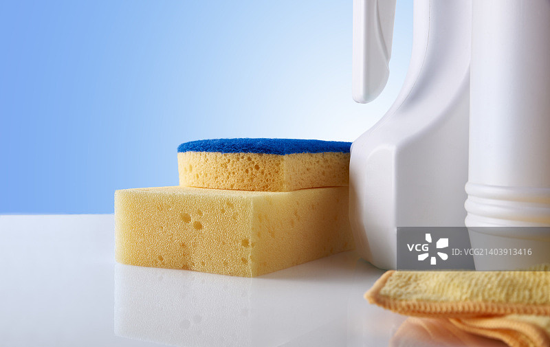 白色桌子上近景的专业清洁设备图片素材