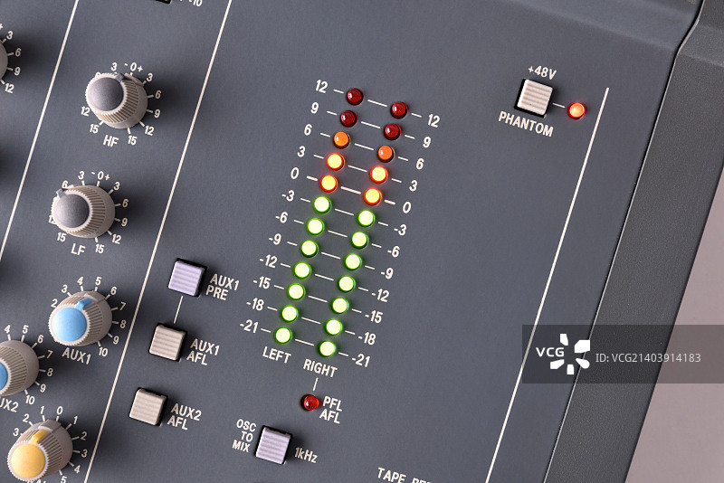 数字VU表音频调音台俯视特写图片素材