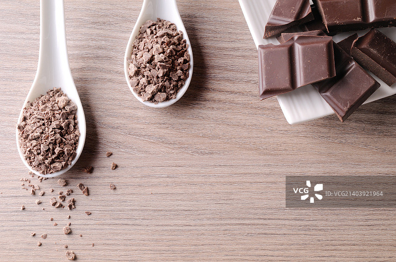 木质桌面上的巧克力碎片图片素材