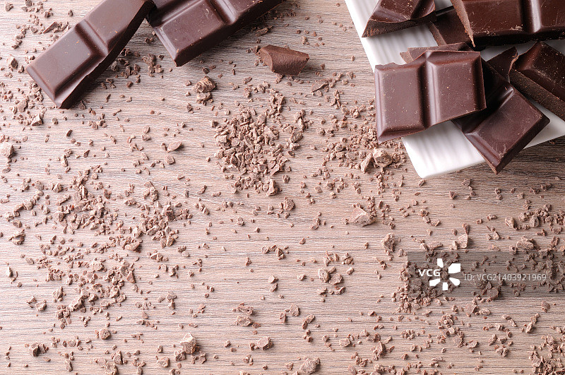 木桌上的巧克力碎片图片素材