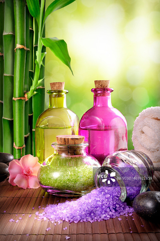 木垫上的浴盐和身体精油垂直构图图片素材