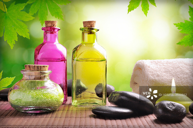 木质背景上的浴盐和身体精油图片素材