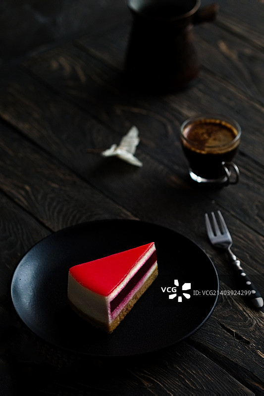木桌上的草莓芝士蛋糕和咖啡图片素材
