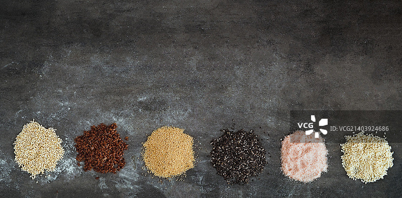 深灰色背景上的各种超级食品：藜麦、亚麻籽图片素材
