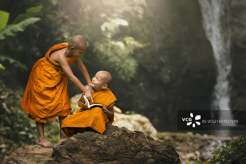 新手正在学习宗教。图片素材