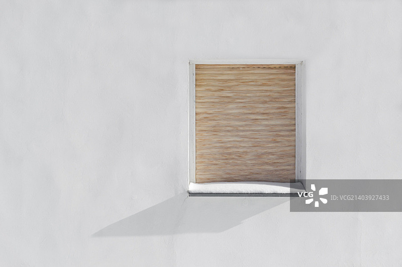白色墙壁上的封闭窗户图片素材