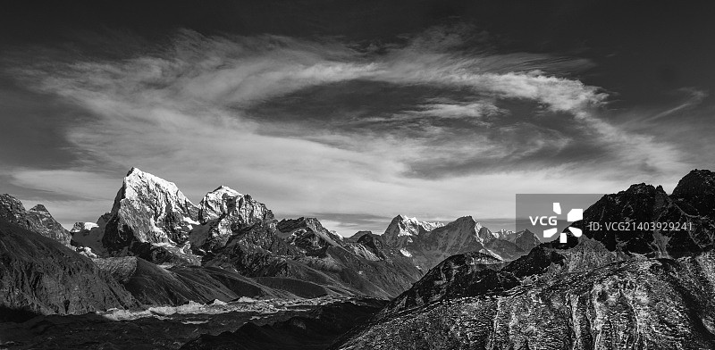 格基奥山谷黑白照图片素材