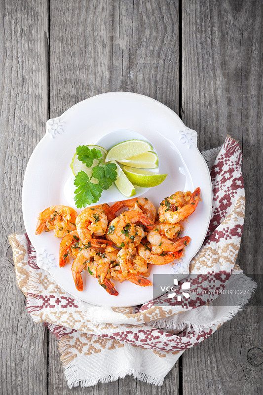 木质表面的柠檬炸虾图片素材