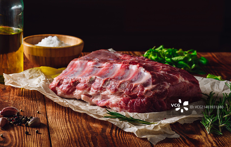 羊皮纸上的生猪肋骨图片素材