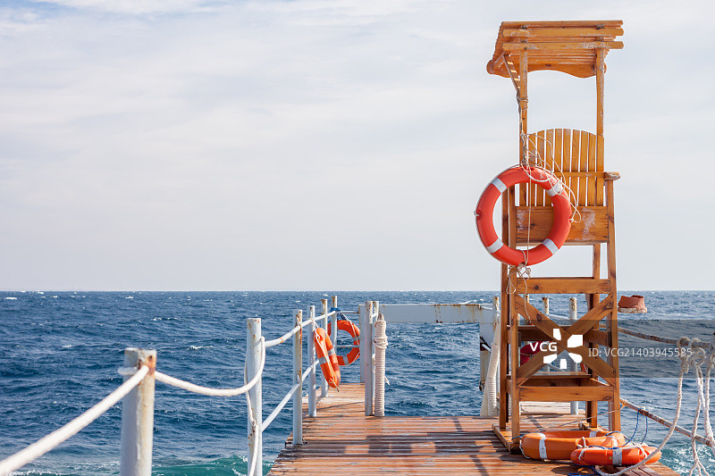 码头尽头的救生塔图片素材