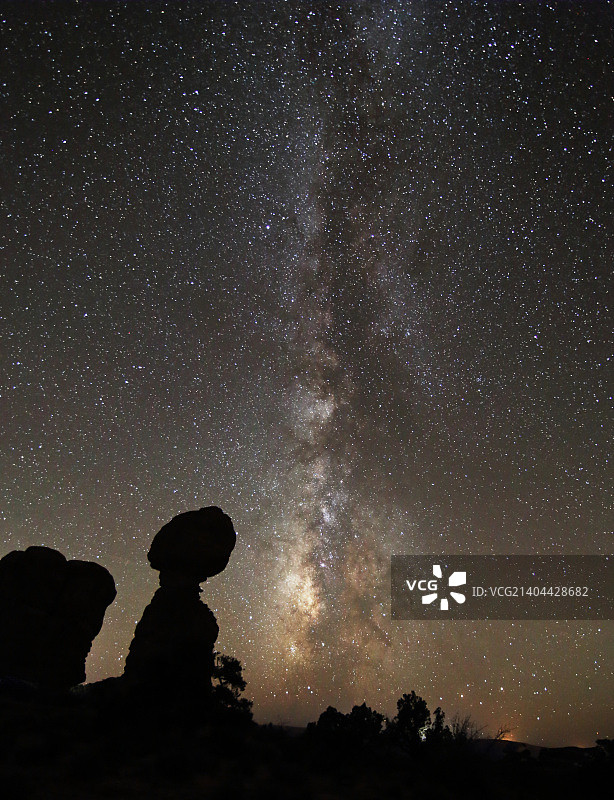 拱门国家公园平衡石上的银河图片素材