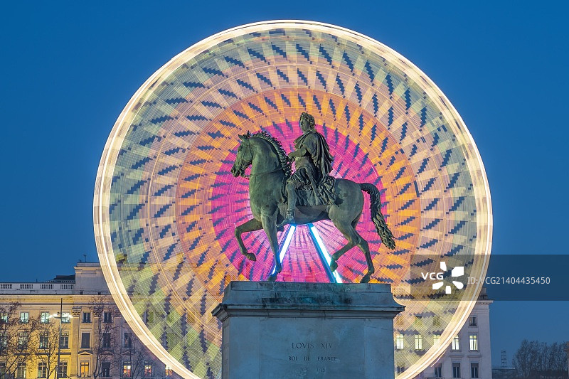 夜幕下的路易十四雕像图片素材