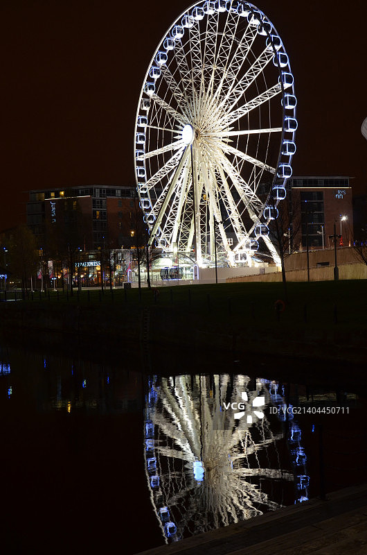 利物浦夜景摩天轮倒影图片素材