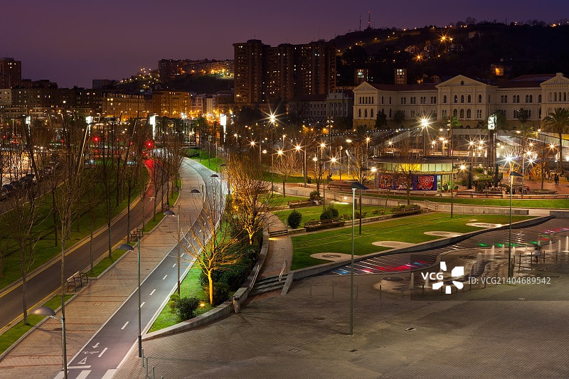 夜幕下的西班牙巴斯克地区毕尔巴鄂城市风光图片素材