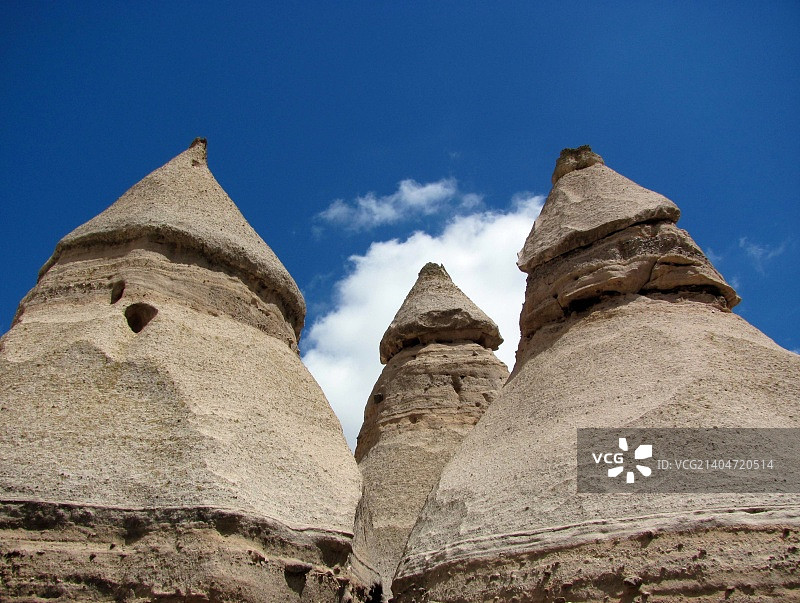 3个石柱图片素材