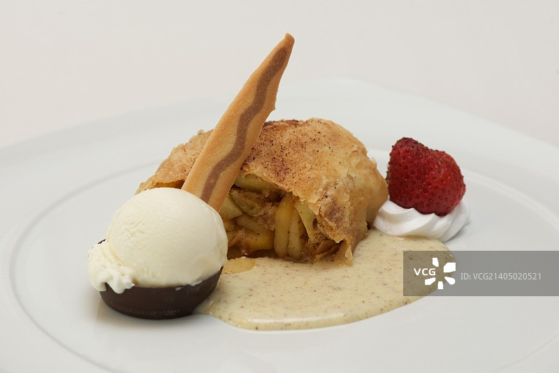 苹果卷配肉桂酱和冰淇淋图片素材