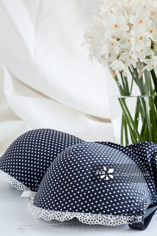 带白色花的文胸、丁字裤和内衣图片素材