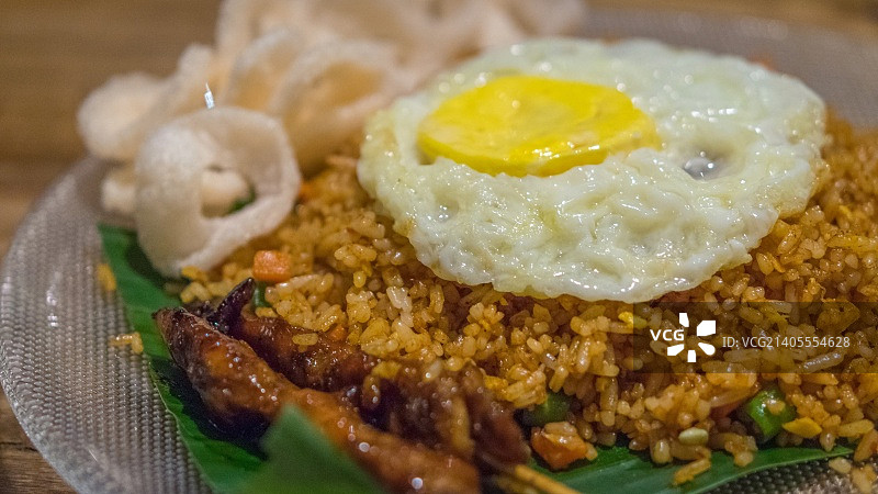 配鸡肉沙爹的印尼炒饭图片素材