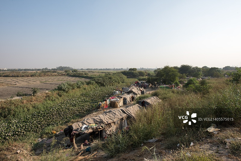 新德里贫民窟和高速公路旁的儿童图片素材