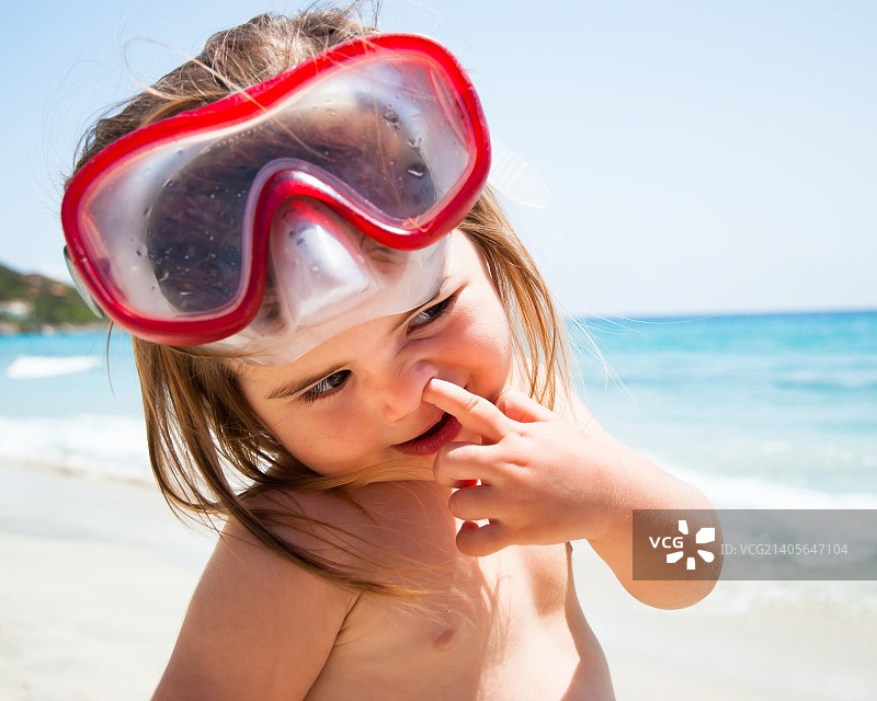 挖鼻孔的可爱小女孩图片素材