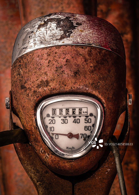 老式踏板车复古速度计表盘图片素材