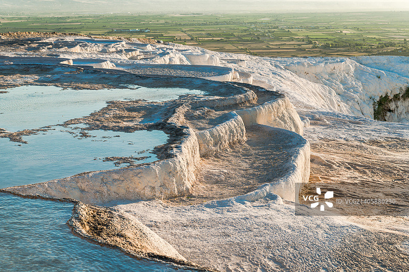 土耳其帕穆克卡莱的著名石灰华池图片素材