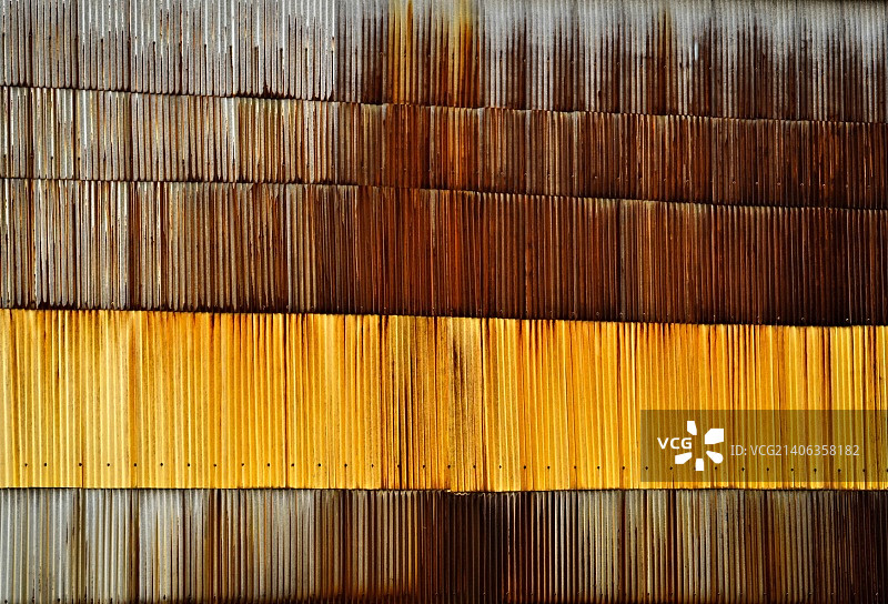 生锈的波纹金属板墙面图片素材
