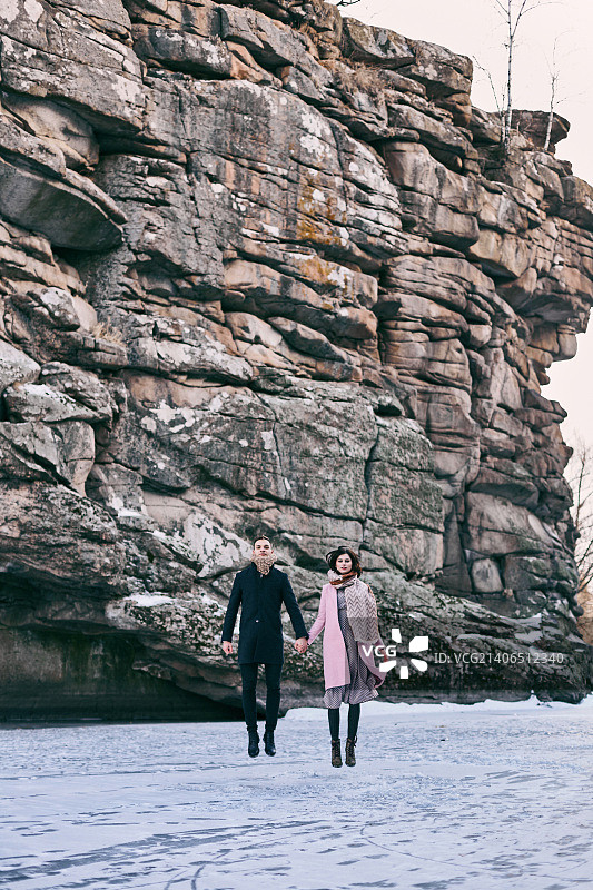 在冰冻湖面上漂浮的美丽情侣图片素材