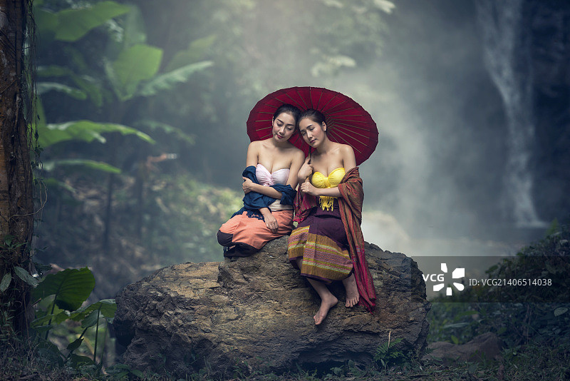 在自然中放松的亚洲年轻女人图片素材