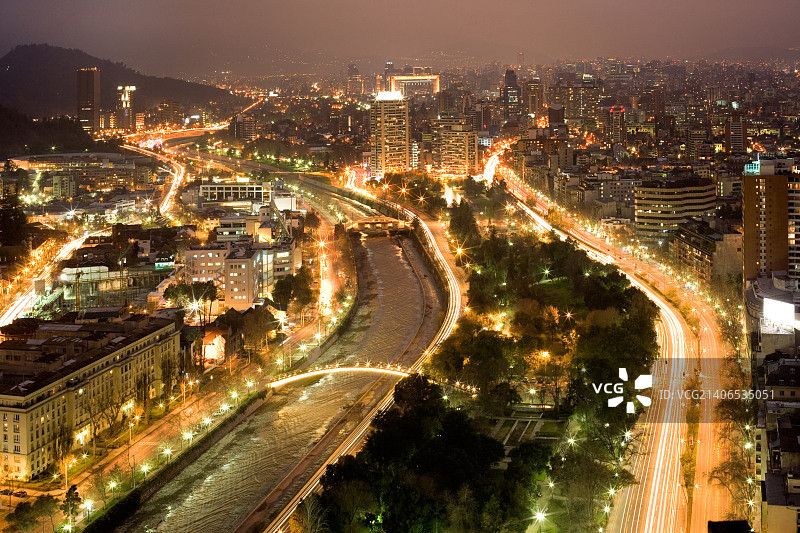 智利圣地亚哥东部城市夜景，展示了马波乔河和普罗维登西亚区图片素材