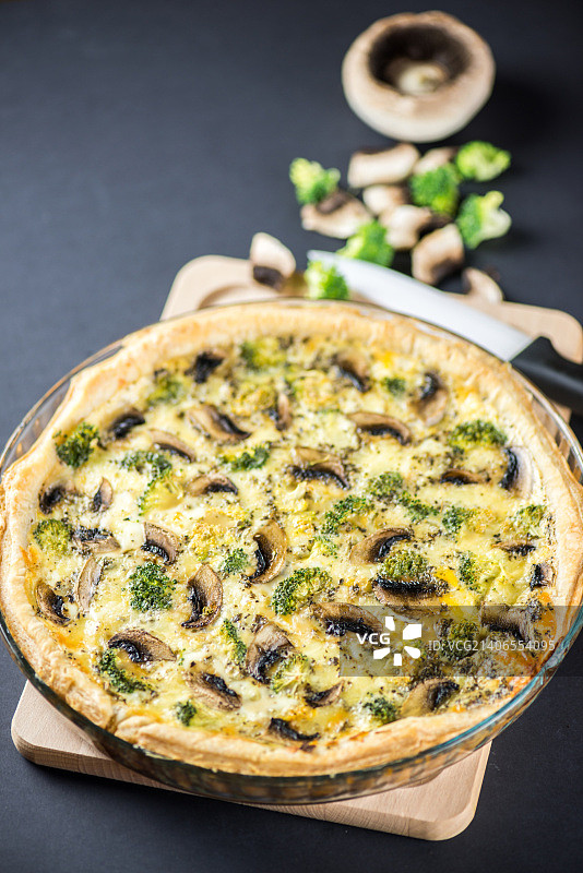 黑色背景上的美味蘑菇乳蛋饼图片素材