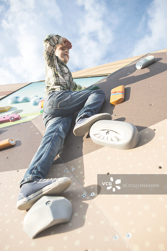 儿童攀爬攀岩墙图片素材