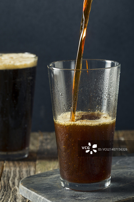 泡沫丰富的氮气冷萃咖啡图片素材