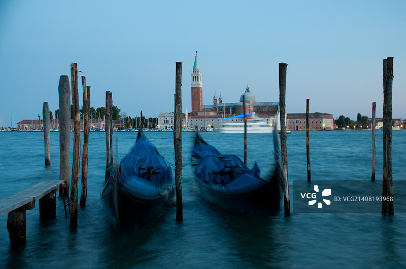 威尼斯黄昏时分的贡多拉图片素材
